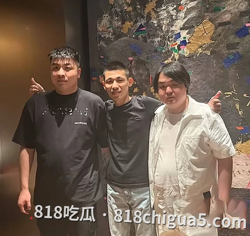 抖音千万网红旭旭宝宝与南妹儿深夜连线询问性感骚衣!全程笑得嘴角比AK都还难压,细心网友扒出两人偷情视频!无套猛操真的太反差了。