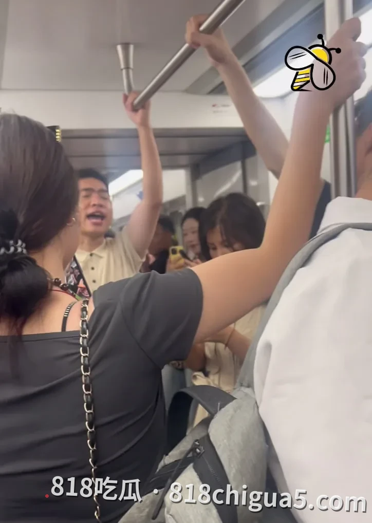 深圳地铁车厢内的“孤独呐喊”:男子为打工人发声遭嘲笑,是众人皆醉还是形式错配?