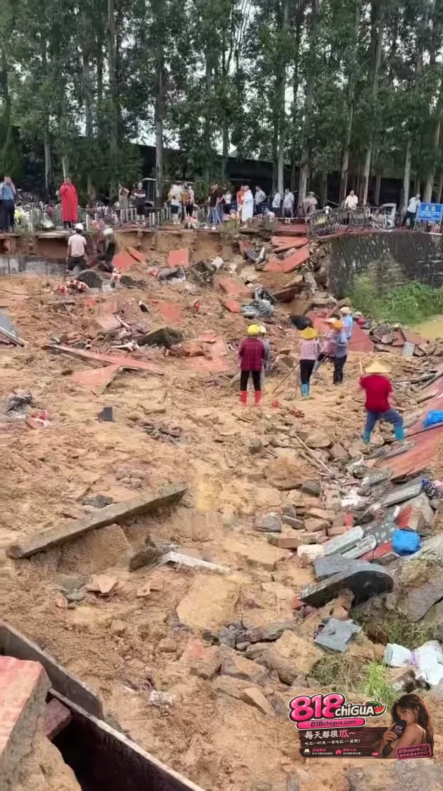 连日暴雨突发山体滑坡！福建泉州一墓园坍塌，多座坟墓被毁毁！