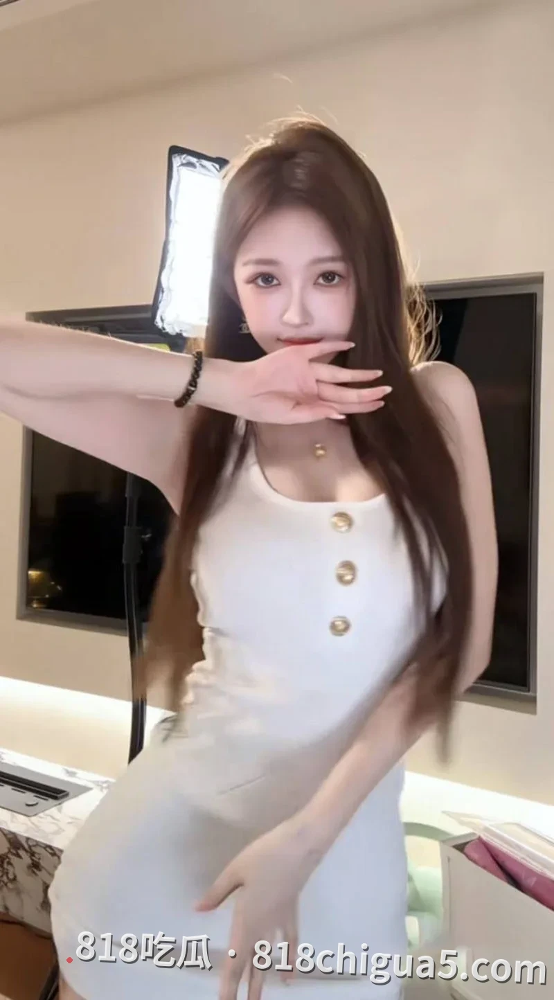 抖音千万网红旭旭宝宝与南妹儿深夜连线询问性感骚衣!全程笑得嘴角比AK都还难压,细心网友扒出两人偷情视频!无套猛操真的太反差了。