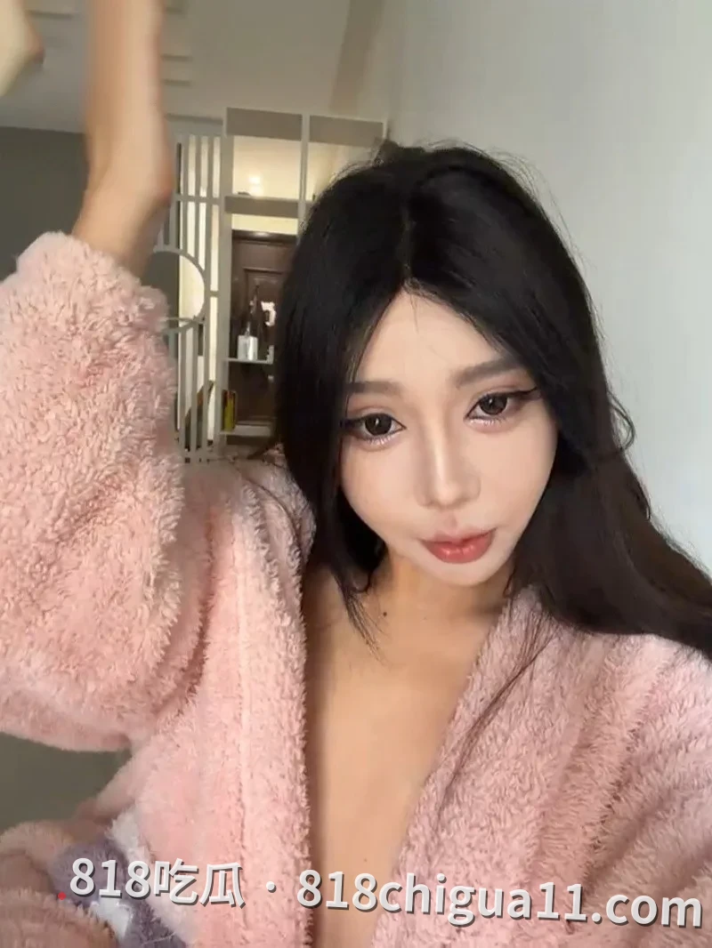 西藏拉萨高颜值女神司茗妍居家婚纱自慰视频泄密!手持自拍杆对着镜子全方位展示傲人身材,随后拿出粉色按摩棒玩起了后入调教骚穴