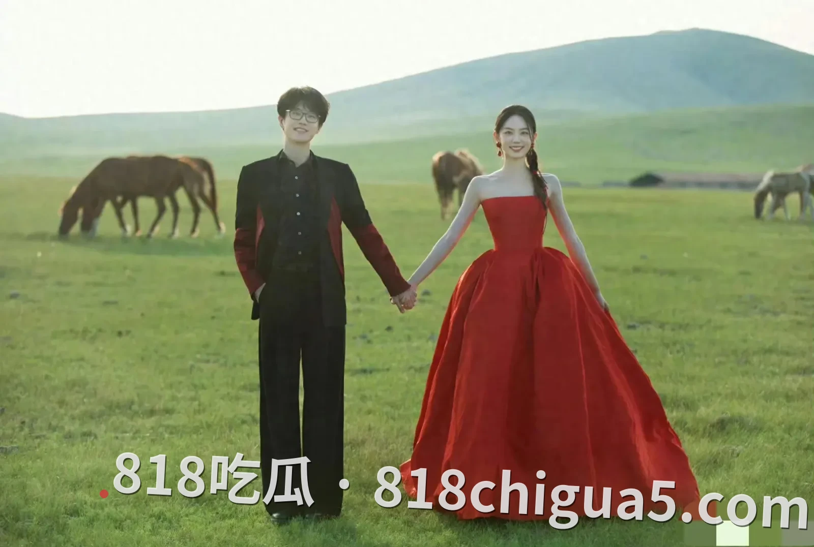 知名男歌手许嵩官宣结婚后！冯禧黑历史被扒，竟和曾经的男老师有过地下恋情，性爱视频惨遭网友扒出，在床上放荡的样子被尽收眼底。