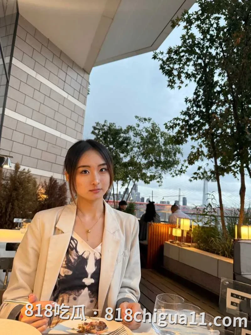 浙江杭州乖乖女陈君妍面清纯可人背地里却骚浪贱货!娇滴滴在男友面前装可爱,私底下被干到翻白眼,汁水横流哭喊求饶。