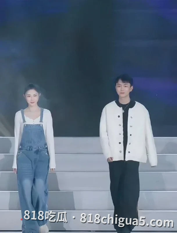网红圈彻底炸锅!快手顶流吴迪团队假CP大瓜爆发,爱徒直播怒撕剧本,队内互爆约啪猛料,私拍视频全网疯传!