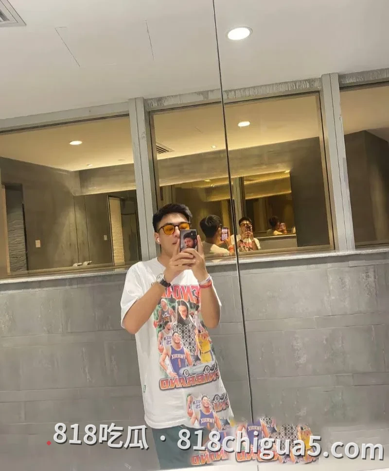 震惊!萧敬腾演唱会现场直播翻车,疑似被粉丝强吻遭拒引发纠纷,后续竟曝出其同时交往多人内幕,连私密录像都被网友扒出!