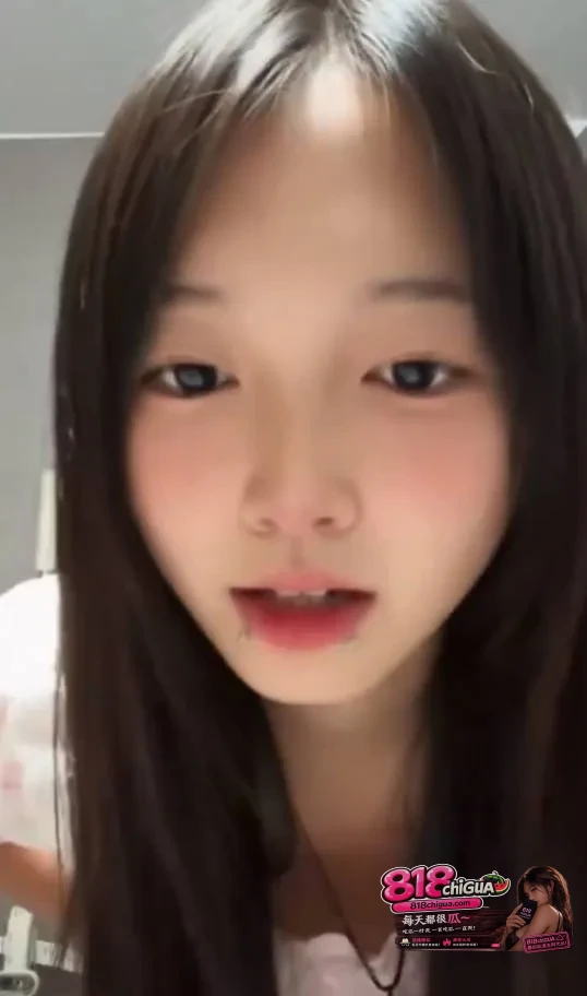 擦边漏点都卷成这样了!盘点抖音女主播直播疑似露点瞬间,真空出镜乳头若隐若现,弯腰对镜头看似无意实则故意?