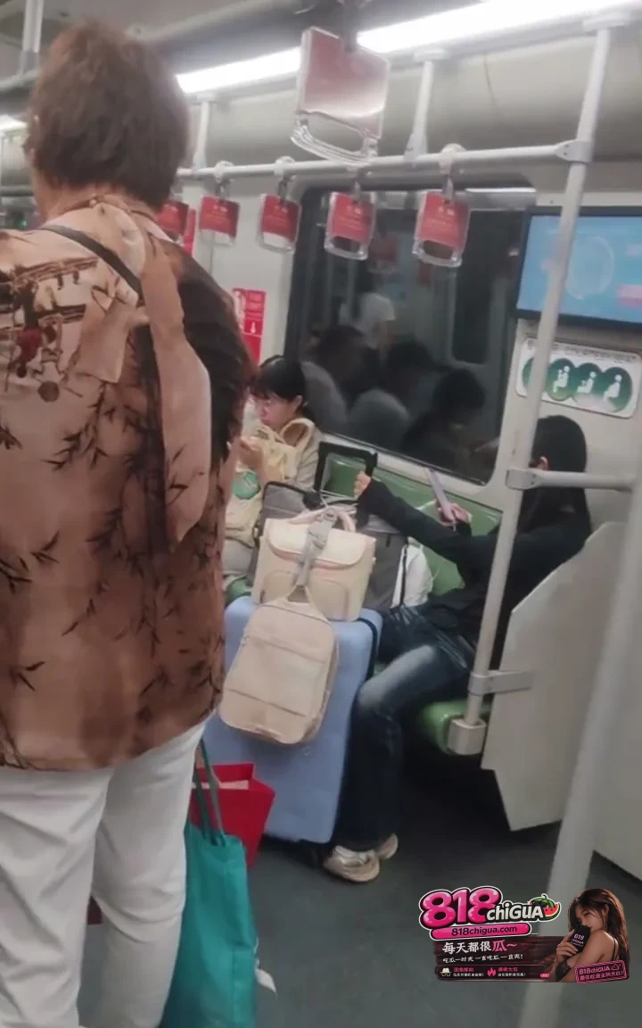 行李多能理解，拿包占位就不道德了！地铁这一幕，自私得令人窒息！