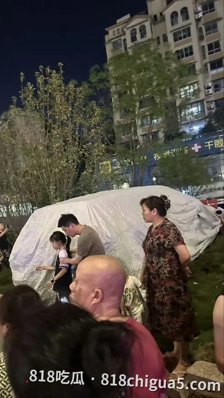 上市次日迎“首撞”还用外衣遮丑?小米澎程回应:客户试驾紧张误踩油门