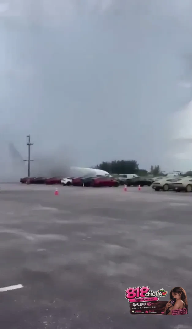 高空惊魂!亚马逊波音767货机在迈阿密机场冲出跑道撞车起火,已致5死3重伤