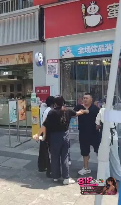 男子与茶百道门店员工发生争执情绪逐渐升级,4名女员工卷入肢体冲突,现场画面引发热议!