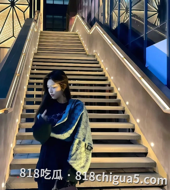 武汉舞蹈老师酒店约炮被金主包养 情趣黑丝一字马被猛干到出水