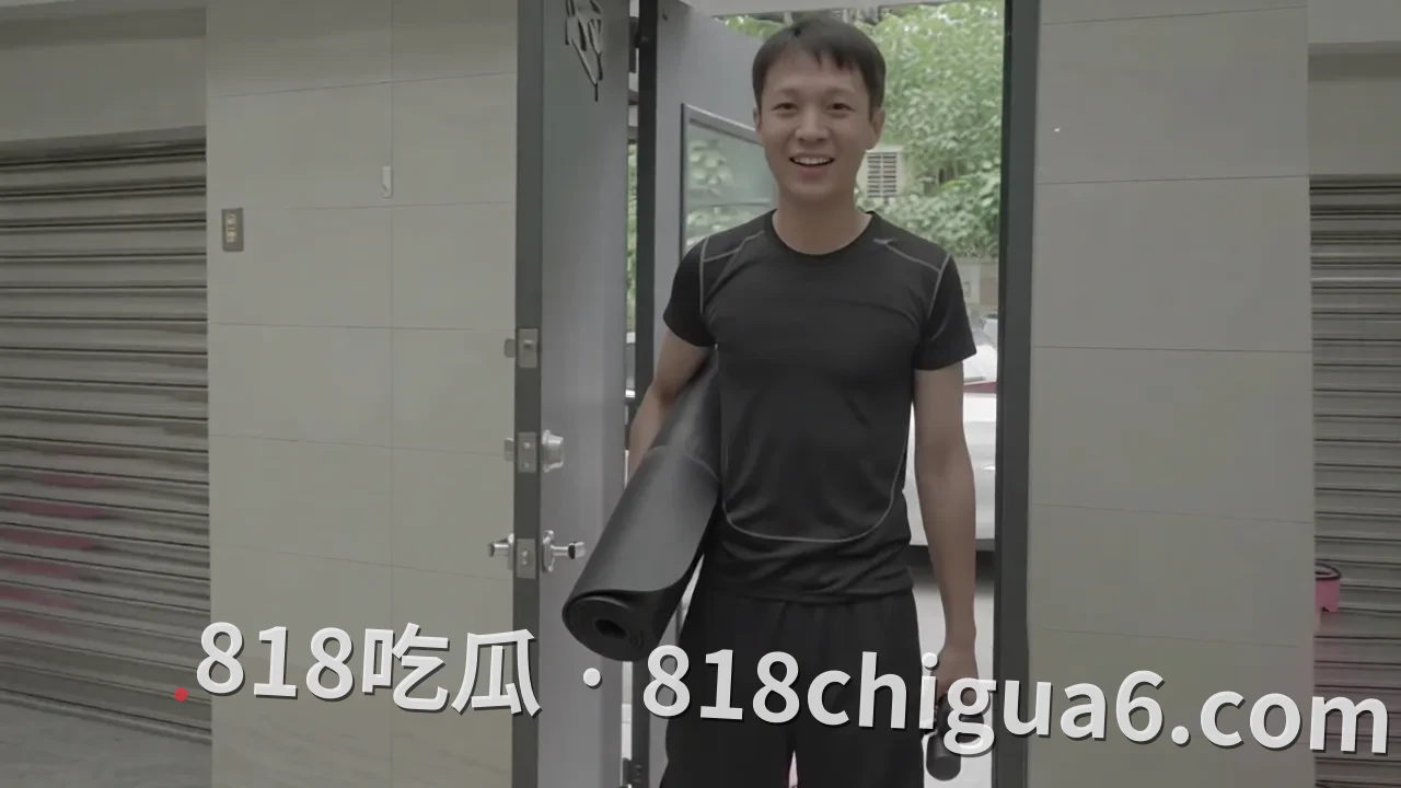 知名网红李娜娜在健身房拍摄的激情性爱视频!粉色紧身裤包裹着她诱人的身材,被强壮男子大鸡巴无套猛操白虎骚逼。