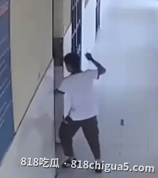 越南胡志明市ThạnhAn乡一所中学突发持刀伤人事件!15岁男孩校园袭击大开杀戒,导致多名同学重伤!网传为完成“系统任务”引发关注!