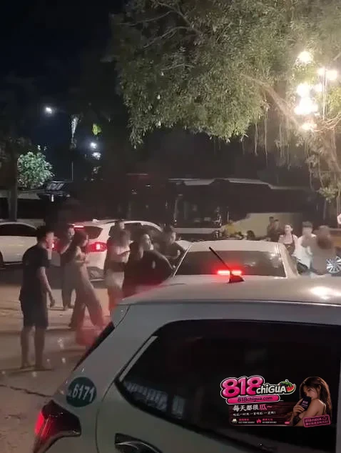 血肉之躯硬碰钢铁框架！本地时间19日深夜，越南街头一男子因与他人发生口角，疯狂砸车，司机一脚油门撞翻砸车男子！