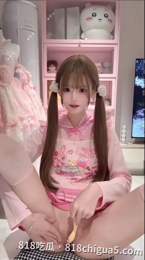 推特福利姬 双马尾萝莉 季雨 粉色服装揉奶诱惑 白虎自慰娇喘不断 甜美外表藏不住的欲望太冲了