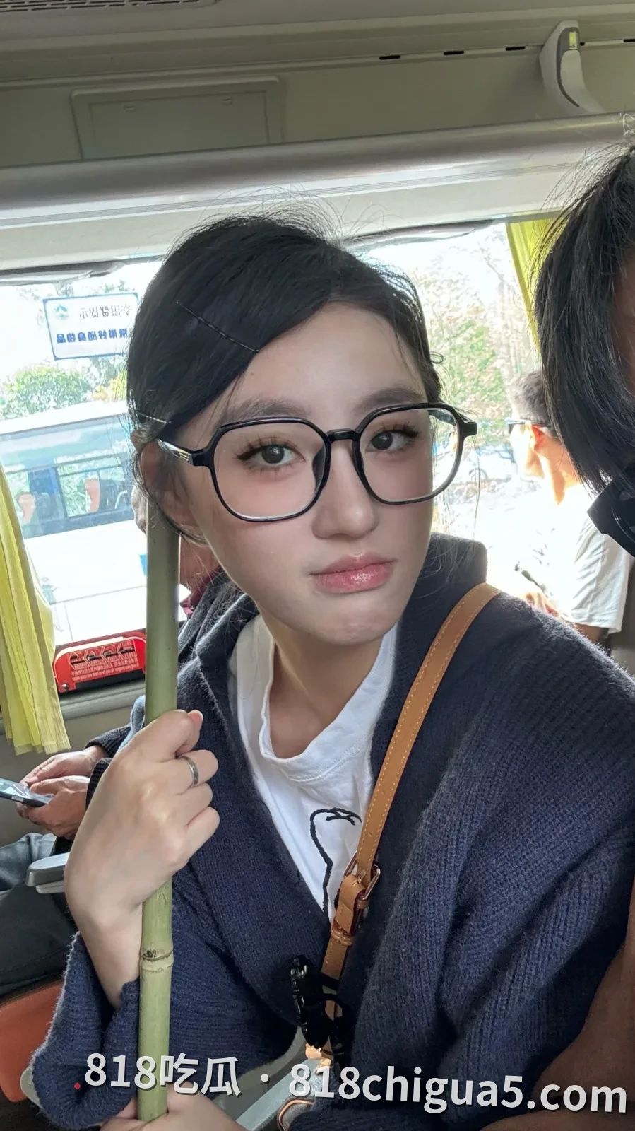 江苏顶美金佳蓉游戏中春情勃发双腿张开露出骚穴!边玩边体验骚逼传送来的快感,母狗越骚越浪大鸡巴就想肏爽她