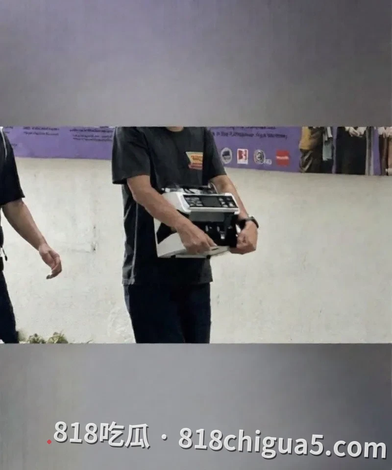 泰国大城府普泰萨旺寺住持阿赞初偷吃女信徒视频被扒 当街让母狗跪舔大鸡巴 吸到精液横流嘴角