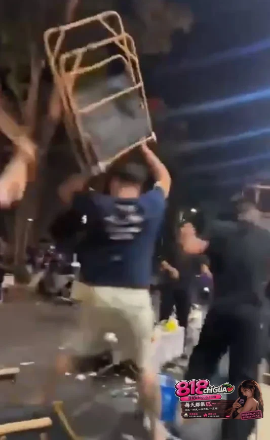 现在人戾气真重!夜市烧烤摊突发斗殴,多名男子大打出手,手拿折叠凳互砸头部,场面一片混乱!
