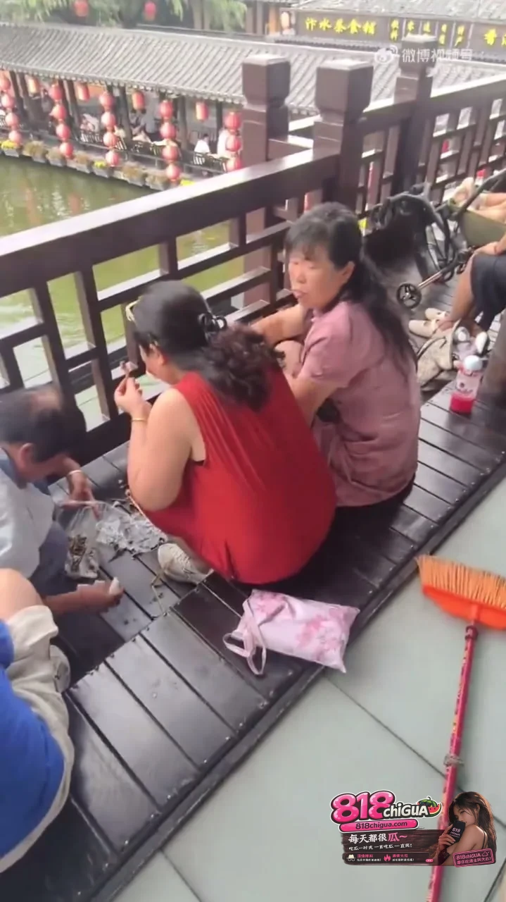 三个没素质的游客！我要是保洁阿姨，真想把垃圾直接扔她们脸上！