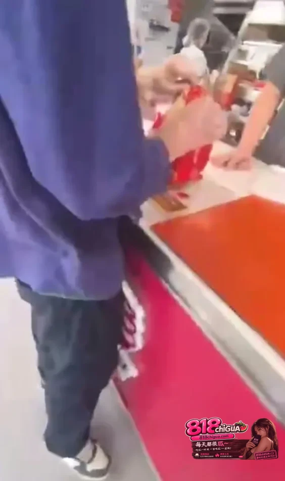 误当骑手就能态度恶劣?塔斯汀汉堡“看人下菜碟”扯下服务业遮羞布