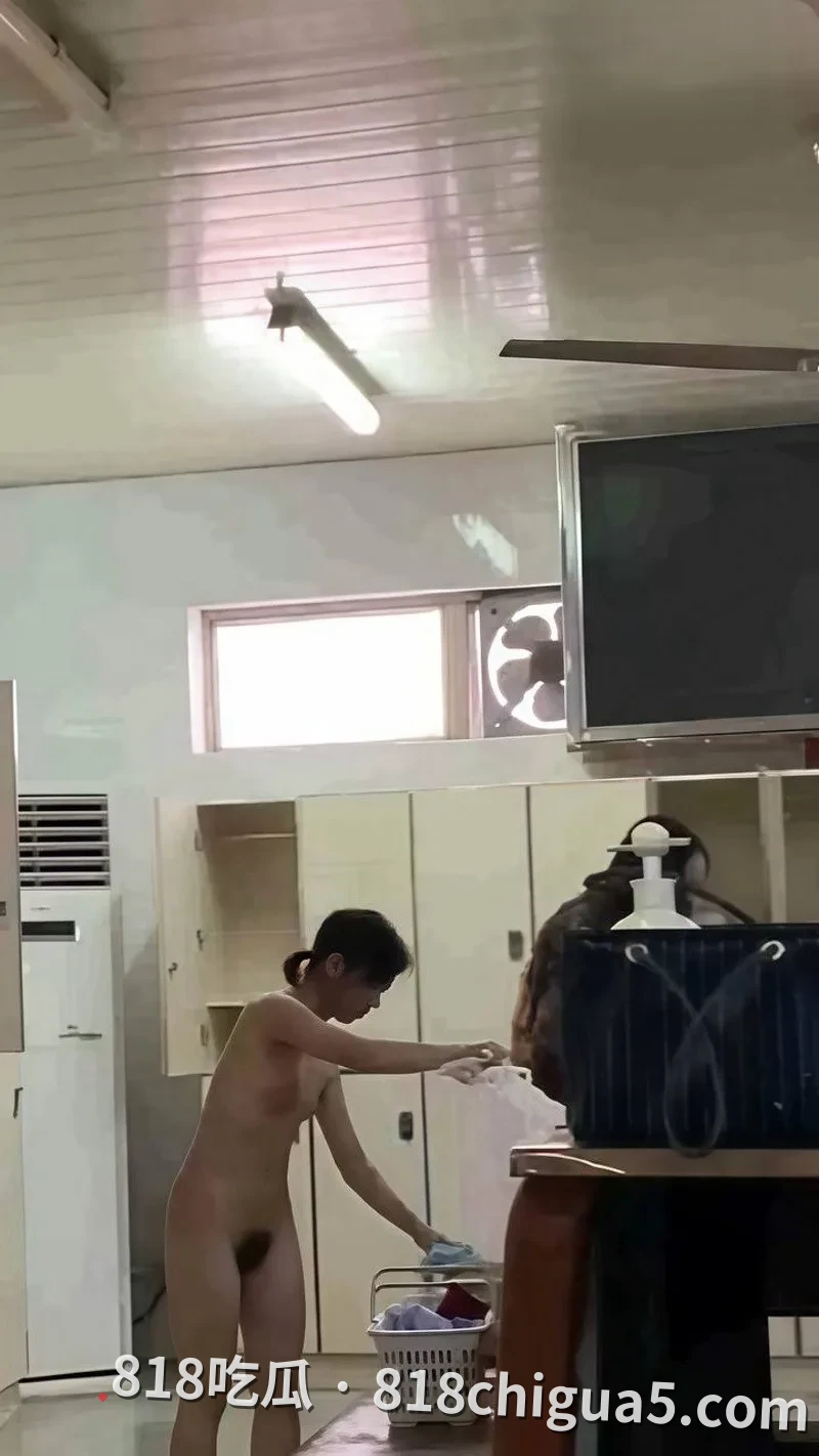 甘肃某职业学院女教师李梦梦 为讨好学生偷拍女生浴室场面花花绿绿惹人眼