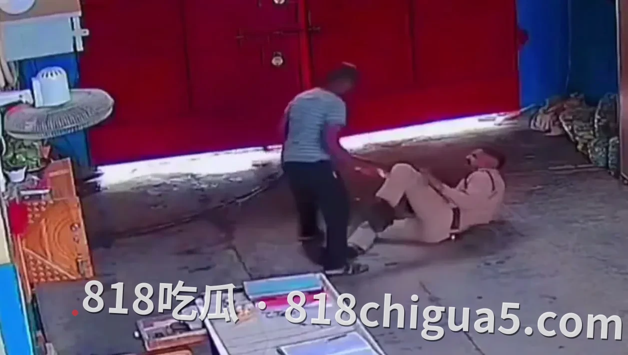 印度奇葩监狱再爆闻!囚犯居然能拿到狱警枪支越狱:保安“睡懒觉”任由囚徒“拿枪玩”?