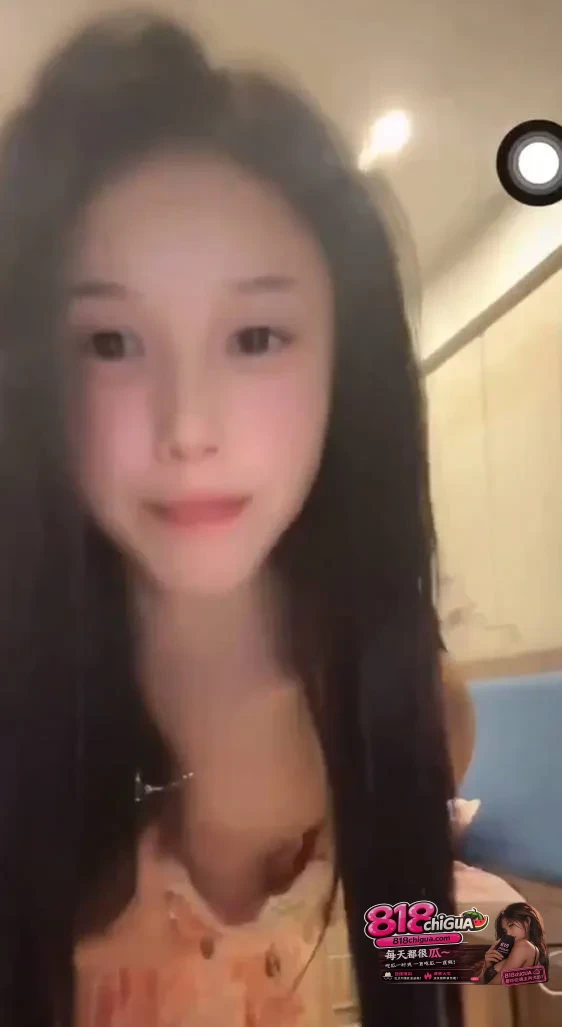擦边漏点都卷成这样了!盘点抖音女主播直播疑似露点瞬间,真空出镜乳头若隐若现,弯腰对镜头看似无意实则故意?