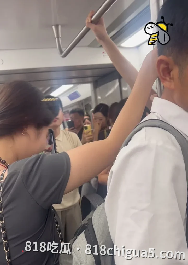 深圳地铁车厢内的“孤独呐喊”:男子为打工人发声遭嘲笑,是众人皆醉还是形式错配?