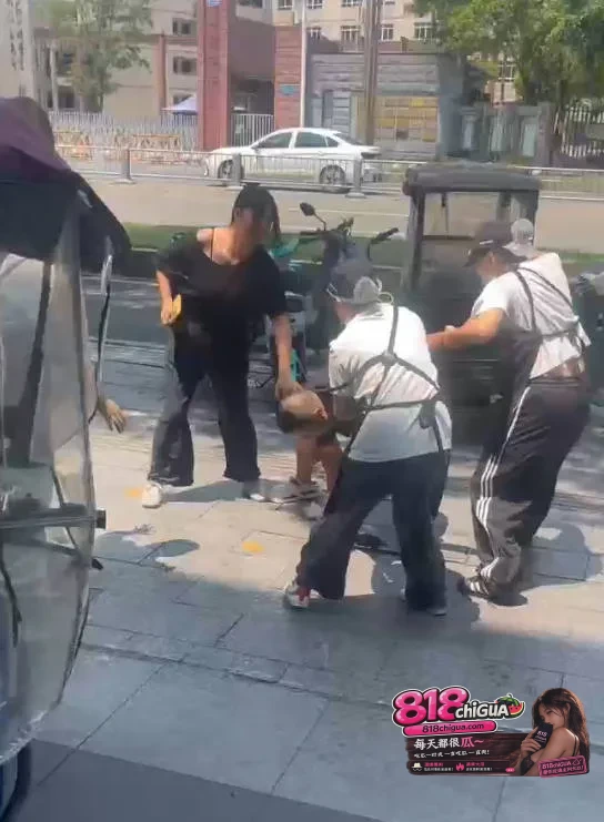男子与茶百道门店员工发生争执情绪逐渐升级,4名女员工卷入肢体冲突,现场画面引发热议!