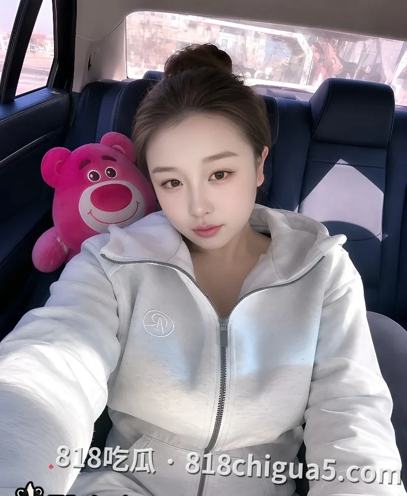 成都美少女 钟予希 情侣自拍完整流出：圆脸嫩妹从早被干到晚，露脸口交足交 激情后入坐骑姿势花样繁多