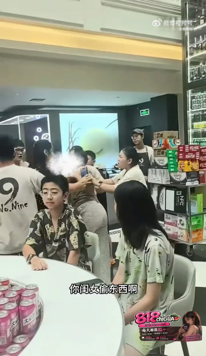 “他还是个孩子!”温泉店里因“拿东西”爆发大战,别用溺爱纵容毁了孩子的边界感