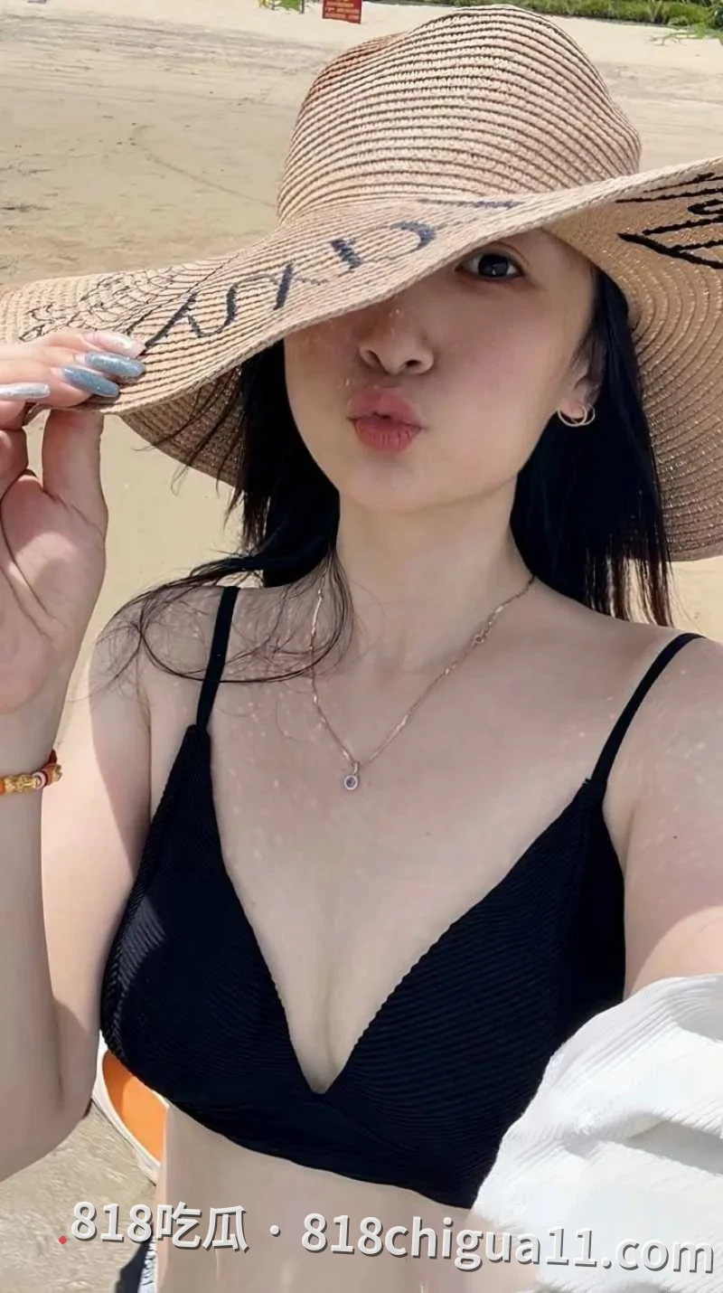 南京甜妹女大魏珊杰与男友性爱视频泄密!看着母狗打游戏掀起裙子猛操骚逼,戴套操的不爽直接取下后入,炸得鸡吧全是骚水。