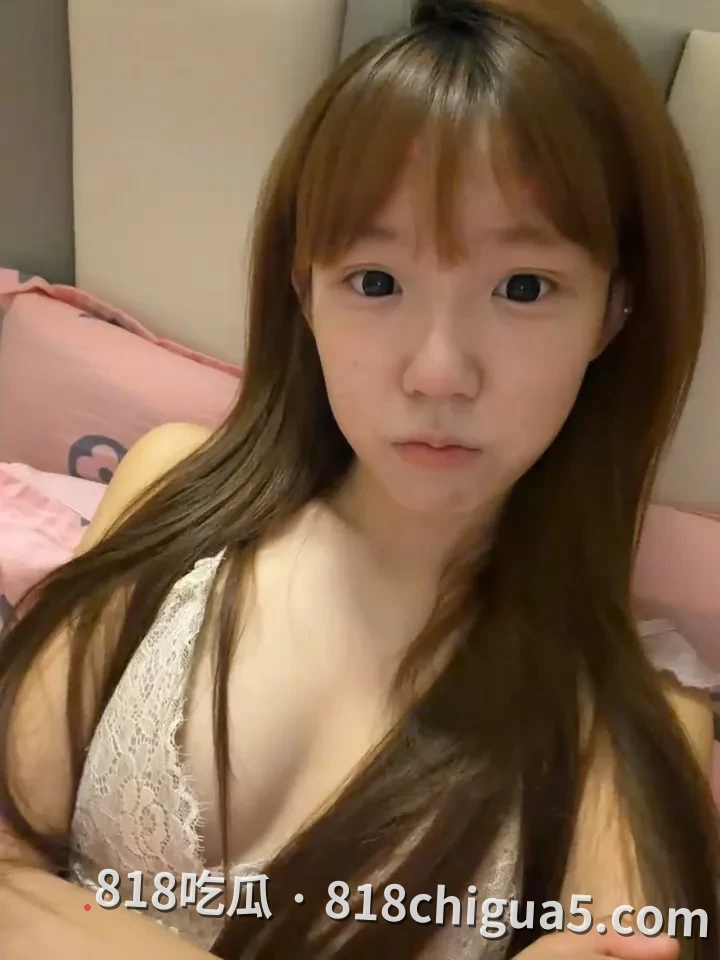 极品反差婊李姿伶白丝过膝袜诱惑自拍视频流出!M腿姿势掰开嫩穴自慰到高潮,小助理在一旁都想用鸡吧调教一下骚逼。