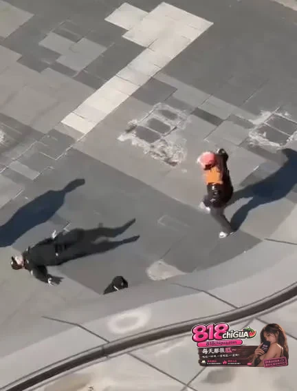高手在民间,三对一也没占到便宜!外卖小哥被3名保安围殴,迅速反击放倒一人,随后骑车潇洒离去!
