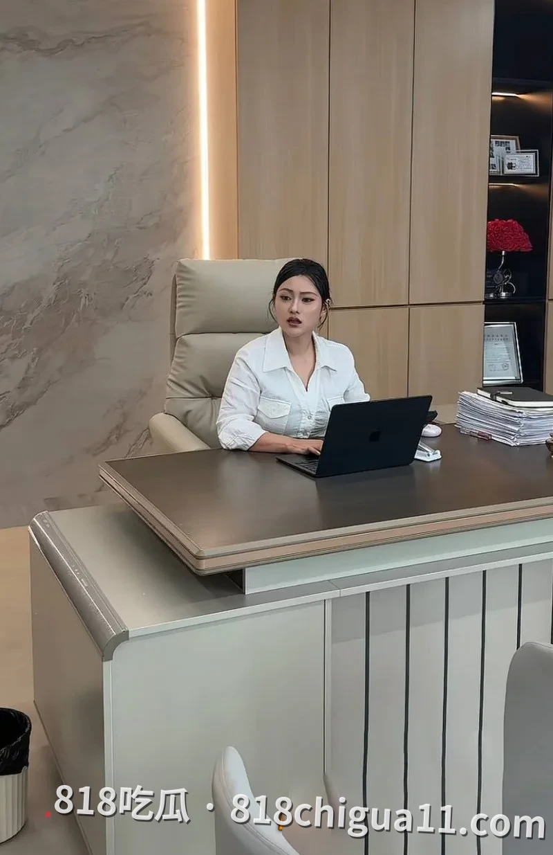 抖音百万网红唐三妹婚后出轨被曝光!原配离世后经常与情人地下恋情,还去KTV寻找男模满足自己,性爱视频惨遭扒出