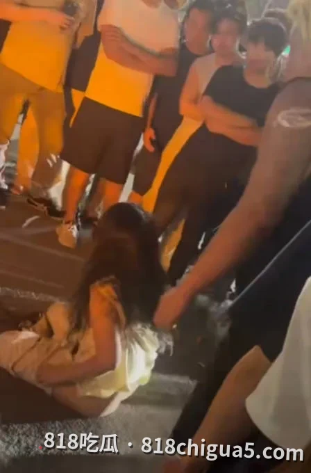 广东河源街头上演抓奸现场,原配当街撕衣暴打第三者,小三巨乳尽露清晰可见成全街围观焦点!