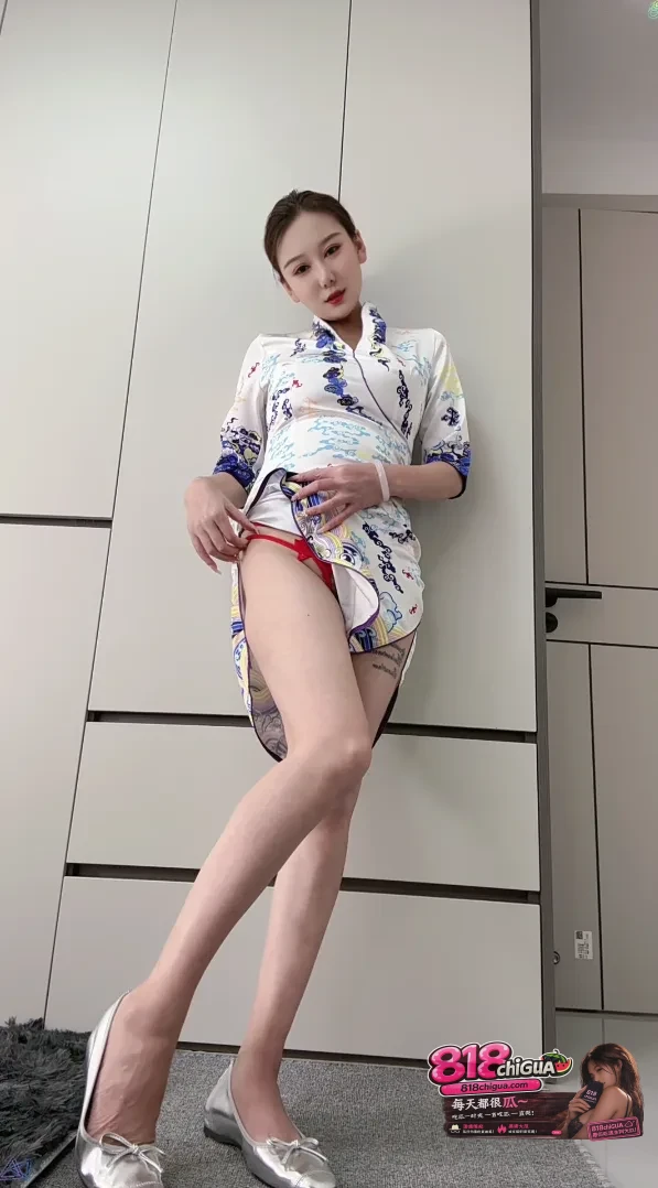 极品网红主播 迷人奈 高价定制 空姐特殊服务 身穿情趣战袍自慰挑逗 性感撩人!