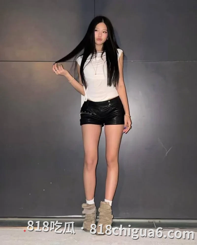 长腿模特云薇约炮做爱视频 女仆制服黑丝被金主调教浓精射满脸 一副母狗满足样