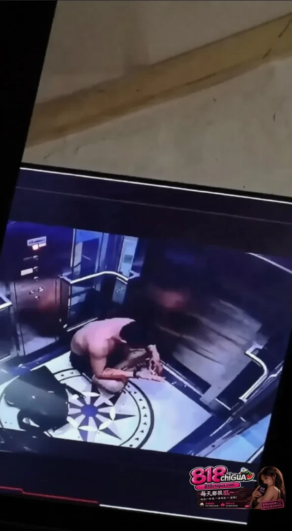 健身房男教练偷摸女会员遭家属堵截电梯群殴被几人轮番暴揍后倒地不起