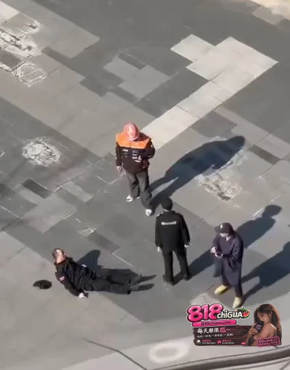 高手在民间,三对一也没占到便宜!外卖小哥被3名保安围殴,迅速反击放倒一人,随后骑车潇洒离去!