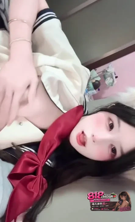 抖音萌妹小伊奶冻福利私密自拍视频全网疯传!白T黑丝极致诱惑,粉嫩乳头清晰可见,美得过分令人垂涎欲滴!