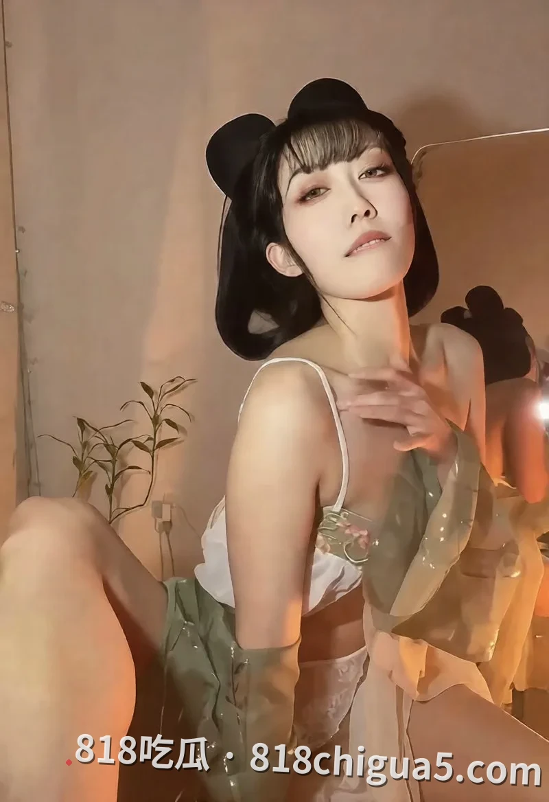 抖音舞蹈老师紫月定制古风肚兜比基尼骚舞,巨乳狂晃臀穴全开性感撩人到爆,私密热舞视频流出直接把欲望拉满!