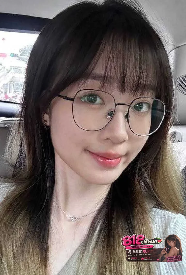 四川成都颜值学妹刘雨欣私密自拍女上位骑乘口爆吞精身穿女仆捆绑调教骚气爆表