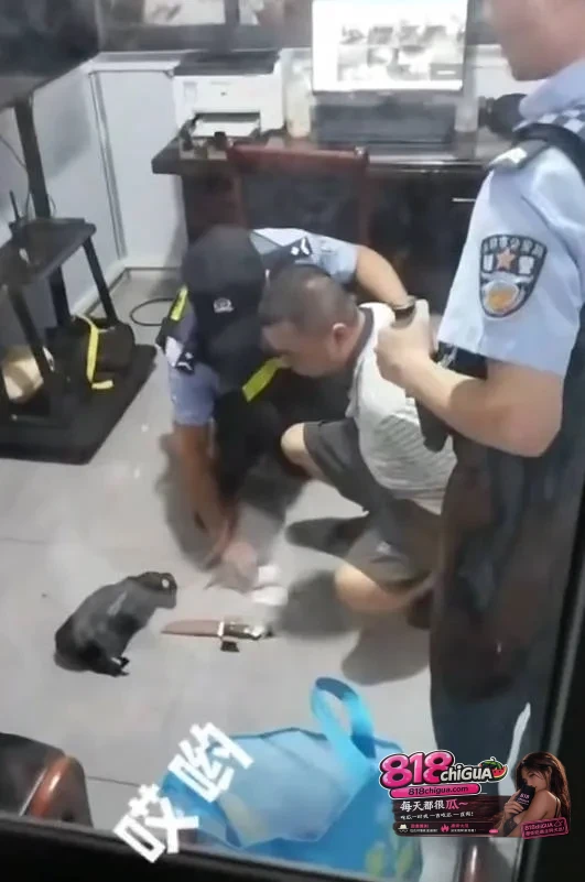 五灯坡突发砍人事件!20日晚广西五灯坡名称优品一男子不知何原因无差别随机砍人,造成一女子被捅重伤送医院救治!