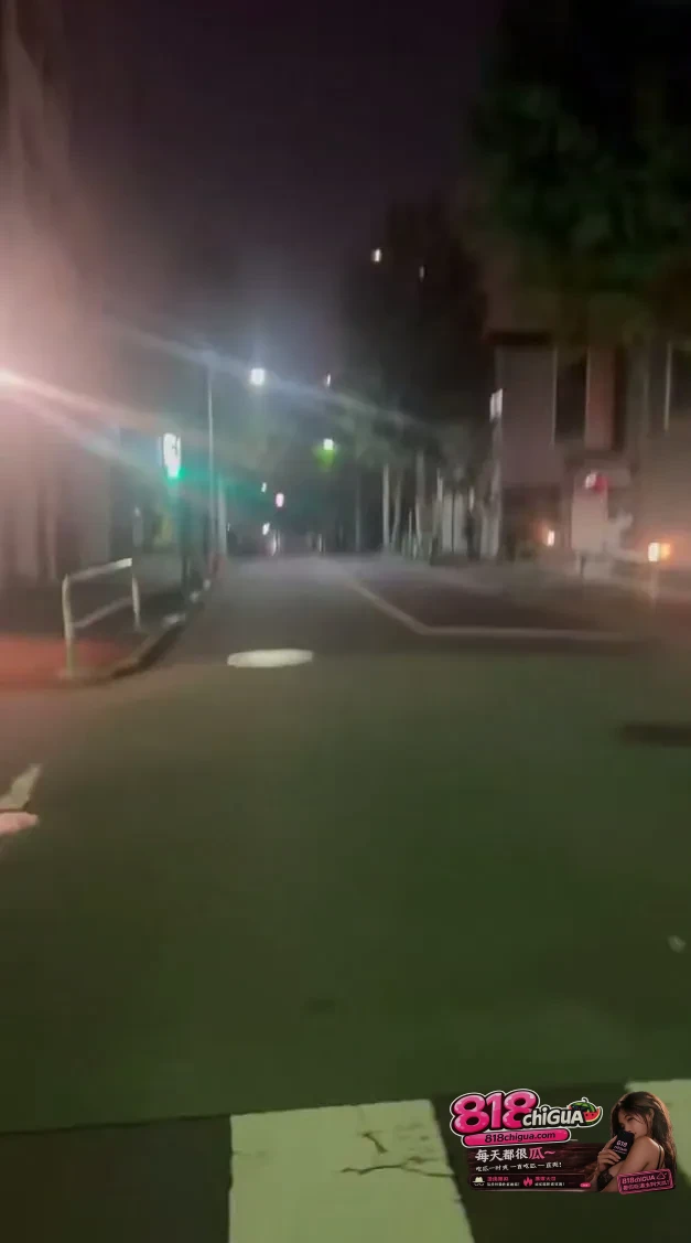 不夜城的惊魂一幕:东京歌舞伎町定点直播中,突如其来的紧急地震速报刺破深夜