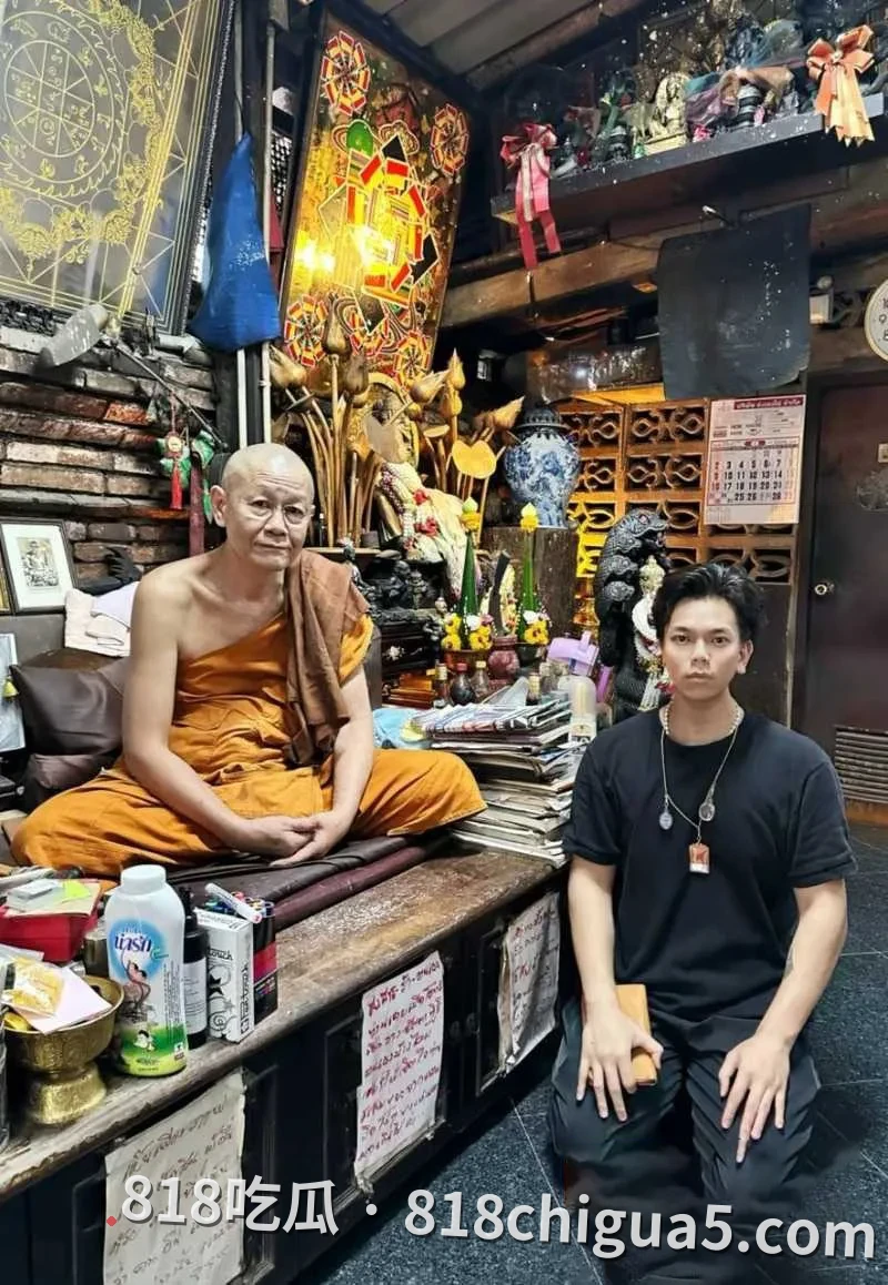 泰国大城府普泰萨旺寺住持阿赞初偷吃女信徒视频被扒 当街让母狗跪舔大鸡巴 吸到精液横流嘴角