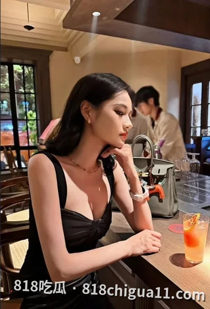 江苏南京高颜值校花盛育菁与男友私密约会视频泄密!两人在酒店房间后入做爱,身材火辣被按在床上疯狂抽插,粗大的肉棒不停顶入湿滑的小穴深处。