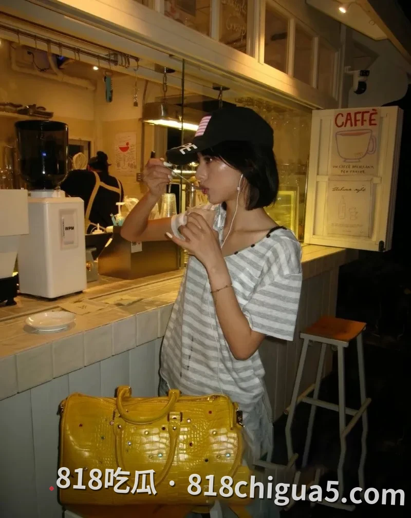 抖音网红博主ray找新欢性爱视频揭秘!表面人畜无害,私下竟是一个吸精狂魔,舌头主动舔出想把大鸡巴塞入口中。