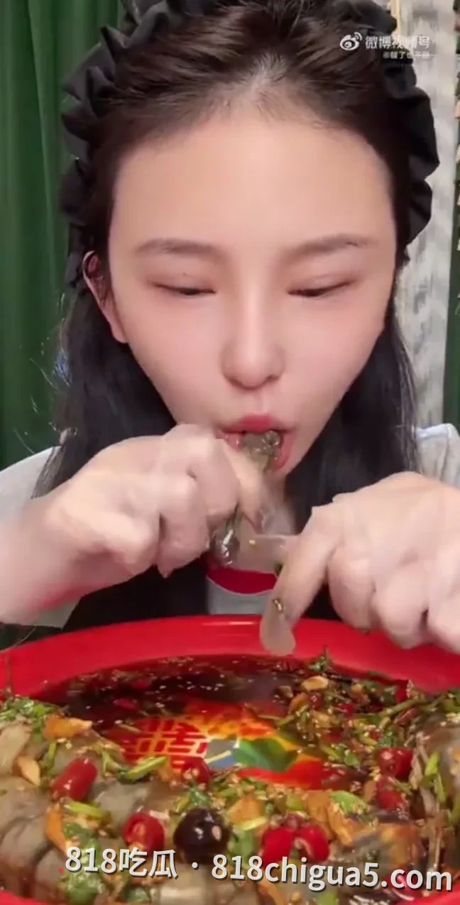 百万粉丝网红“干饭莹莹”24岁骤逝：是谁在用流量“吃”人？