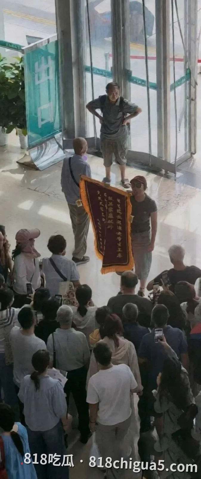 武汉协和医院副主任陈秘强迫女学生发生关系 偷拍与母狗在床上无套中出 浪荡的淫叫声低沉迷人 聊骚与性爱视频惨遭被扒